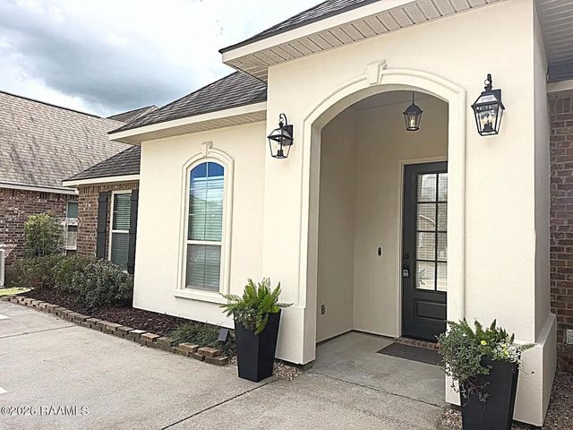211 Meadowland Drive, Lafayette, LA 70507
