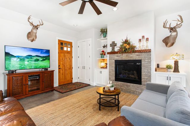 2 Senisa LN, Wimberley, TX 78676