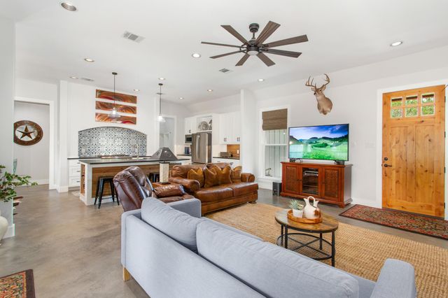 2 Senisa LN, Wimberley, TX 78676