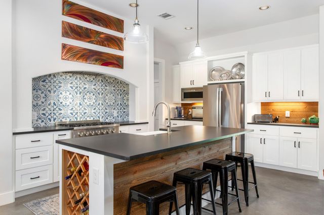 2 Senisa LN, Wimberley, TX 78676