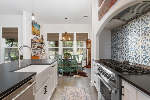 2 Senisa LN, Wimberley, TX 78676