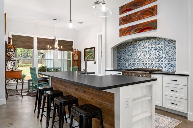 2 Senisa LN, Wimberley, TX 78676