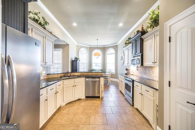 35 Falcon Crest Way, Byron, GA 31008