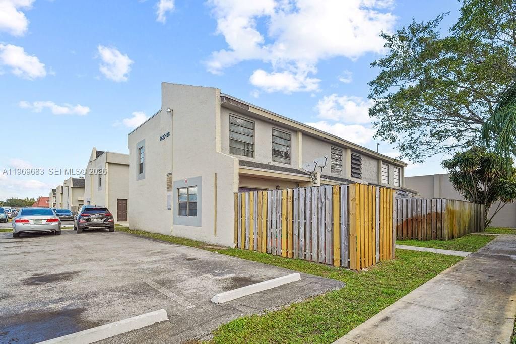 2424 NW 52nd Ave 2424, Lauderhill, FL 33313