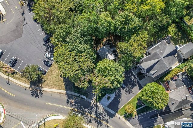 668 River Road, New Milford, NJ 07646