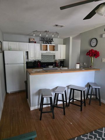 2124 Burton DR 208, Austin, TX 78741