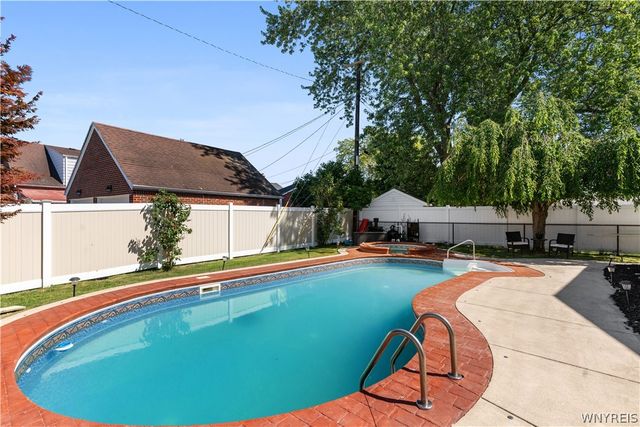 117 Emerald Drive, West Seneca, NY 14224