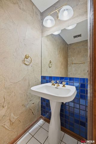 1910 Surfside Drive, Lincoln, NE 68528
