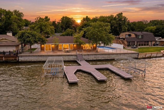 1910 Surfside Drive, Lincoln, NE 68528
