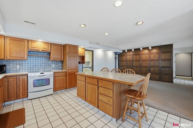 1910 Surfside Drive, Lincoln, NE 68528