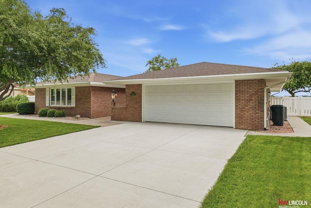 1910 Surfside Drive, Lincoln, NE 68528