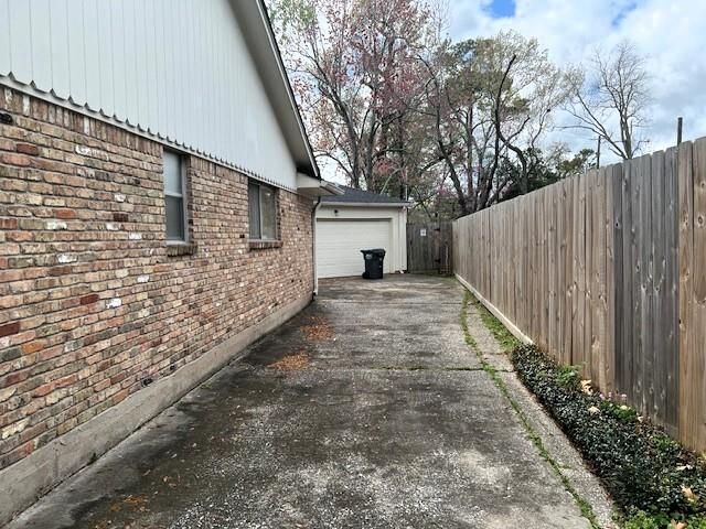 8639 Cedarbrake Drive, Spring Valley Village, TX 77055