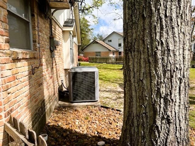 8639 Cedarbrake Drive, Spring Valley Village, TX 77055