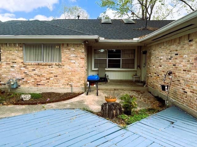 8639 Cedarbrake Drive, Spring Valley Village, TX 77055