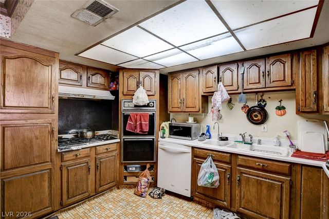 8069 Red Barn Drive, Las Vegas, NV 89123