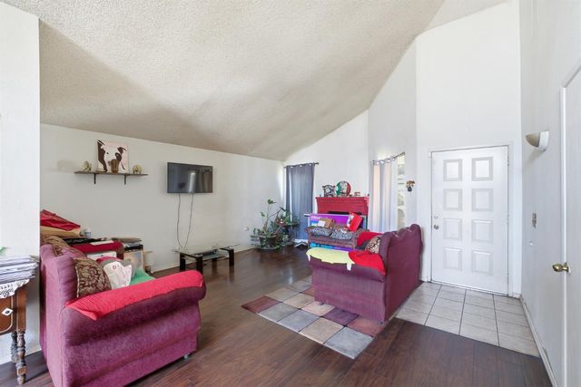 2580 N Knoll Avenue, Fresno, CA 93722