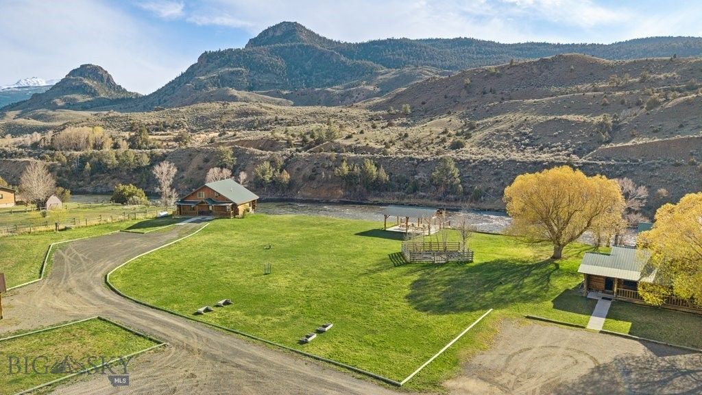 1035 and 1037 US Highway 89 South S, Gardiner, MT 59030 photo 3