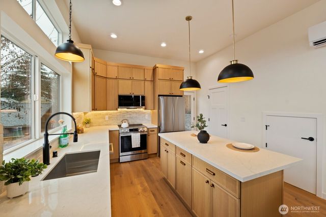 2213 W Bertona Street, Seattle, WA 98199