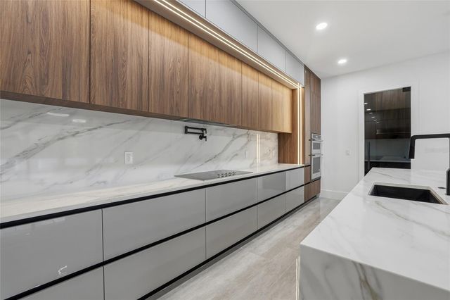 6802 E CREEK DRIVE, Tampa, FL 33615