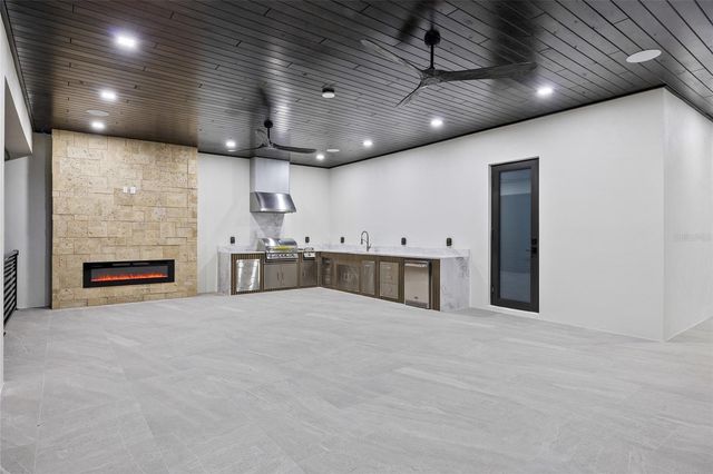 6802 E CREEK DRIVE, Tampa, FL 33615