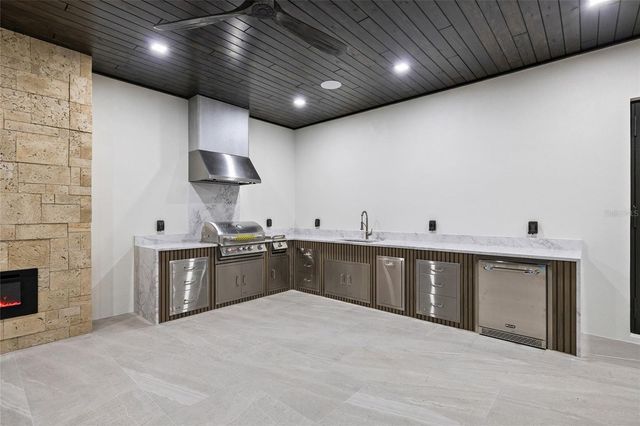 6802 E CREEK DRIVE, Tampa, FL 33615