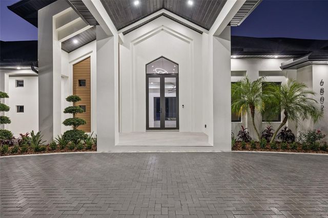 6802 E CREEK DRIVE, Tampa, FL 33615