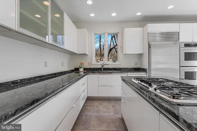 4709 FOXHALL CRES NW, Washington, DC 20007