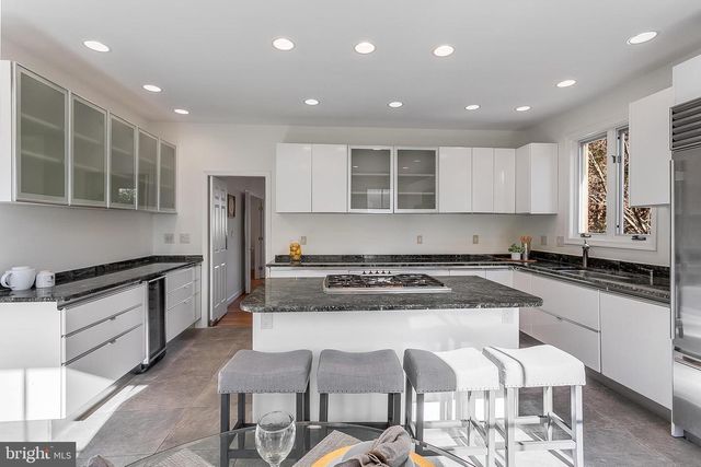 4709 FOXHALL CRES NW, Washington, DC 20007