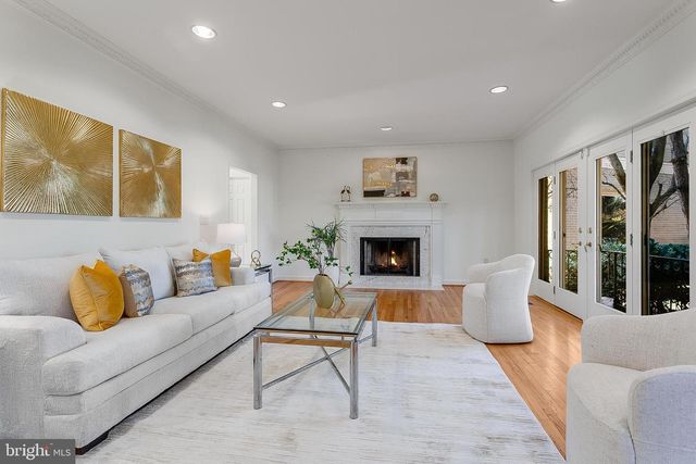 4709 FOXHALL CRES NW, Washington, DC 20007
