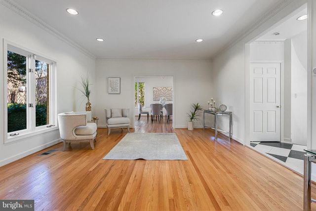 4709 FOXHALL CRES NW, Washington, DC 20007