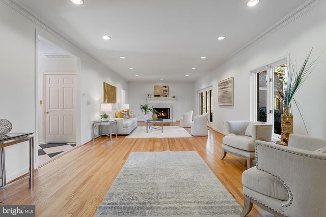 4709 FOXHALL CRES NW, Washington, DC 20007