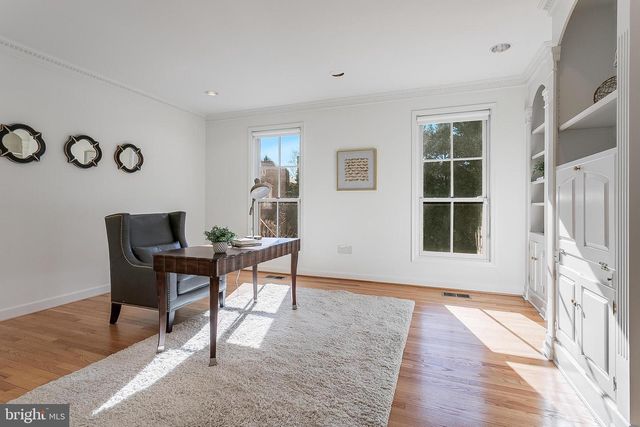 4709 FOXHALL CRES NW, Washington, DC 20007
