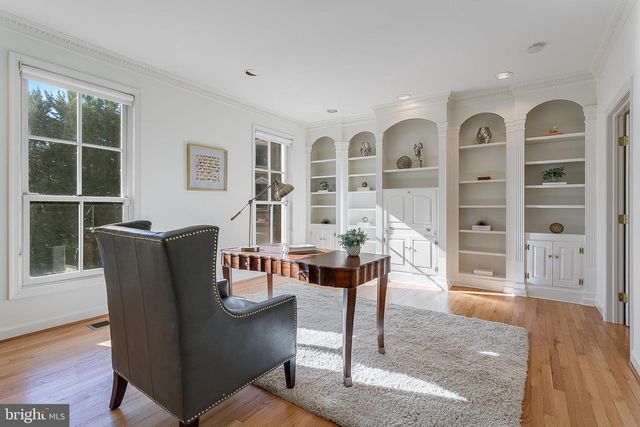 4709 FOXHALL CRES NW, Washington, DC 20007