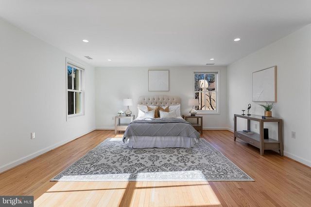 4709 FOXHALL CRES NW, Washington, DC 20007