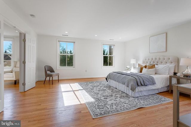 4709 FOXHALL CRES NW, Washington, DC 20007