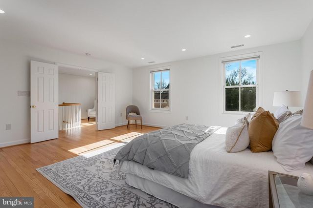 4709 FOXHALL CRES NW, Washington, DC 20007