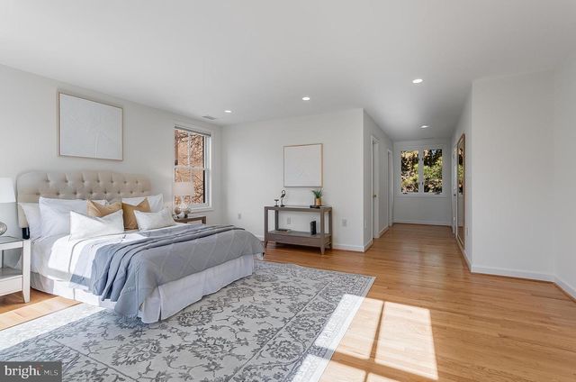 4709 FOXHALL CRES NW, Washington, DC 20007