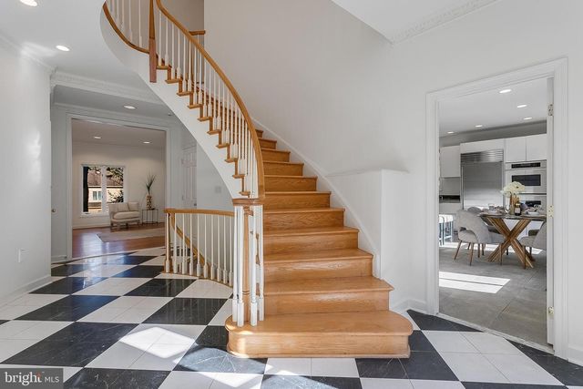 4709 FOXHALL CRES NW, Washington, DC 20007