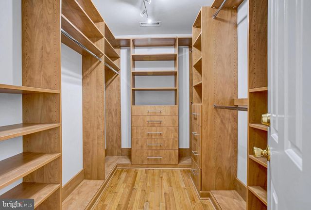 4709 FOXHALL CRES NW, Washington, DC 20007