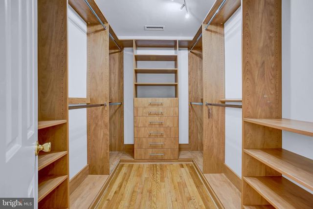 4709 FOXHALL CRES NW, Washington, DC 20007