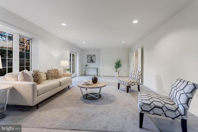 4709 FOXHALL CRES NW, Washington, DC 20007