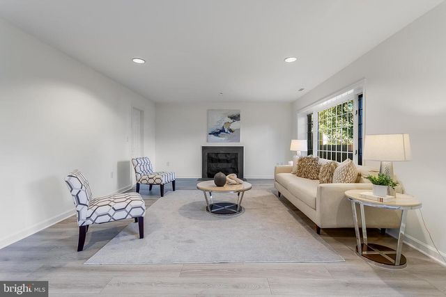 4709 FOXHALL CRES NW, Washington, DC 20007