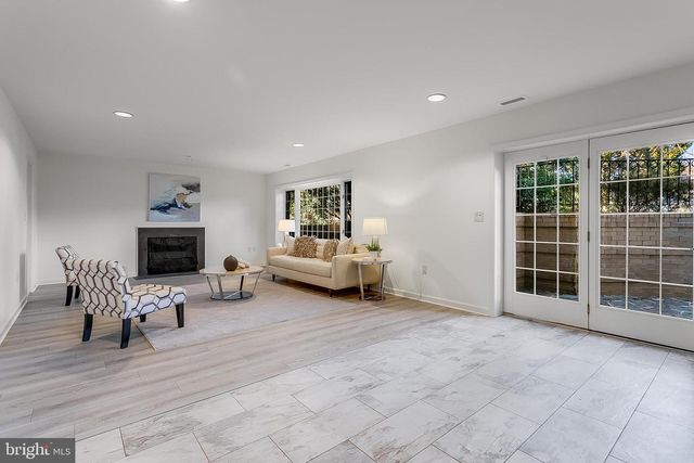 4709 FOXHALL CRES NW, Washington, DC 20007