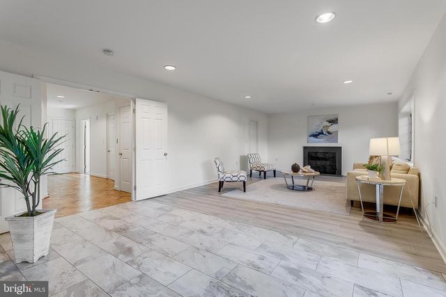 4709 FOXHALL CRES NW, Washington, DC 20007