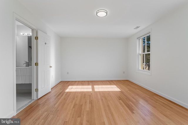 4709 FOXHALL CRES NW, Washington, DC 20007