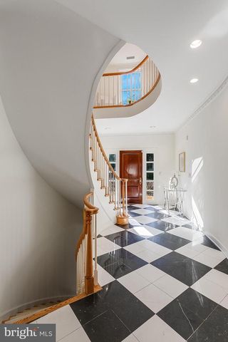 4709 FOXHALL CRES NW, Washington, DC 20007