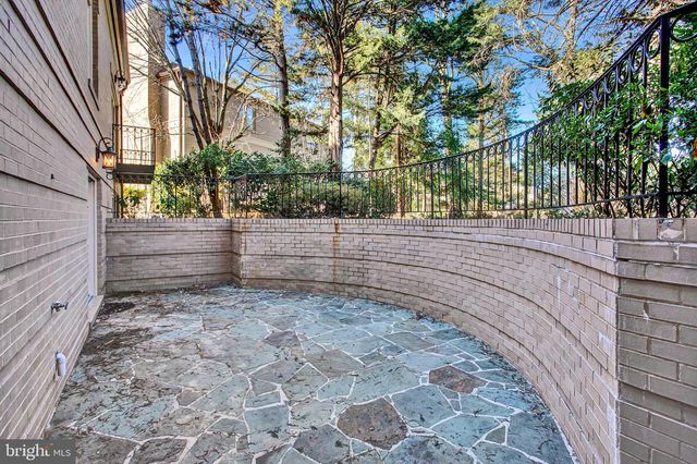 4709 FOXHALL CRES NW, Washington, DC 20007
