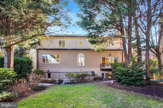 4709 FOXHALL CRES NW, Washington, DC 20007