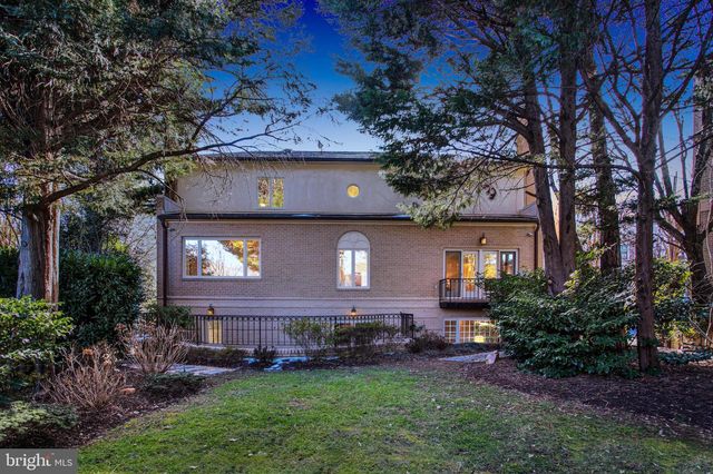 4709 FOXHALL CRES NW, Washington, DC 20007