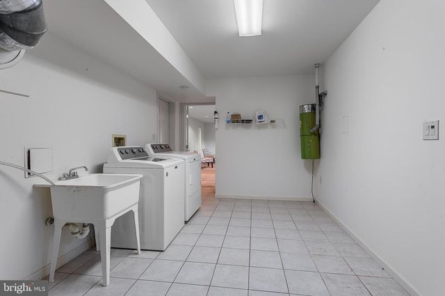 4709 FOXHALL CRES NW, Washington, DC 20007